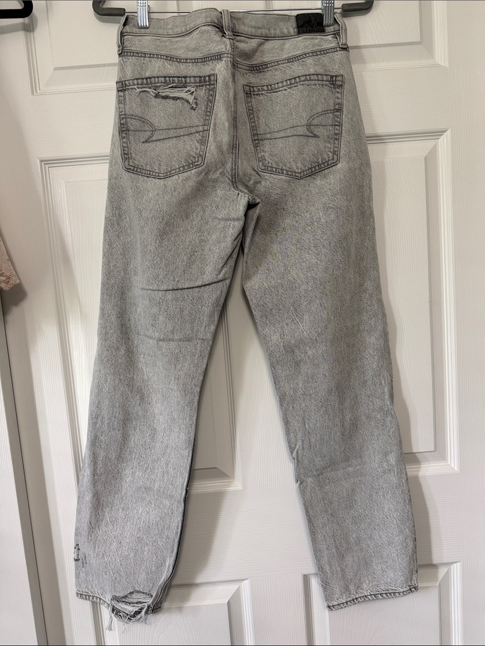 American Eagle Outfitters Women’s Light Gray Distressed Straight Jeans - Picture 3 of 4